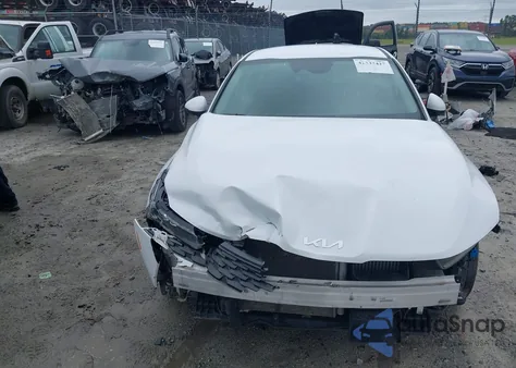 2022 Kia K5 Lxs z USA, uszkodzony, nr VIN 5XXG14J28NG145537